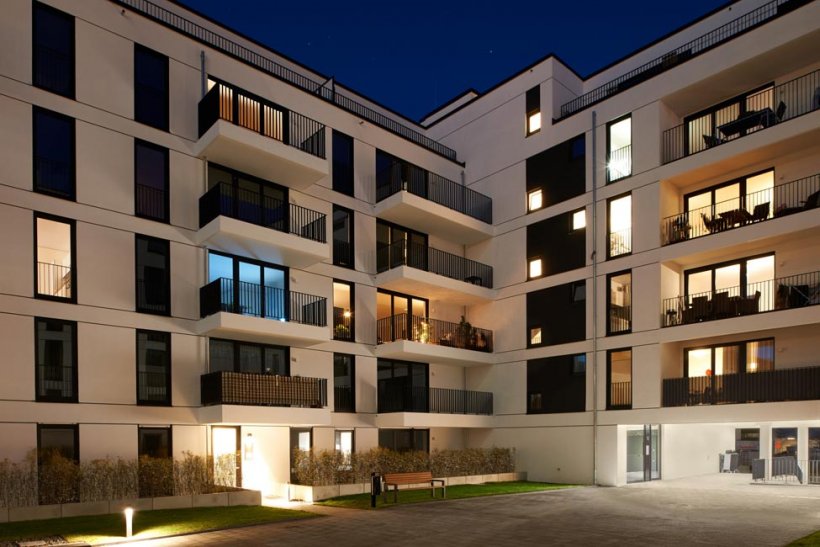 PHOENIX HOMES Nachtansicht Innenhof